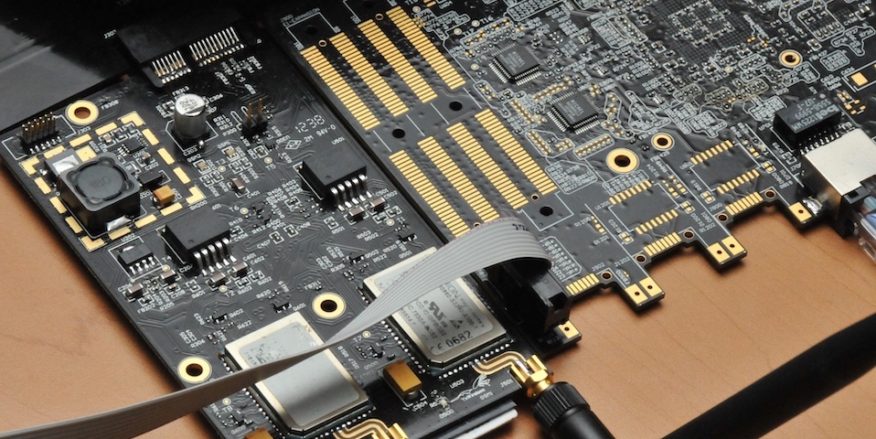 Detalle de placas electrónicas y componentes del material de ingeniería de YX